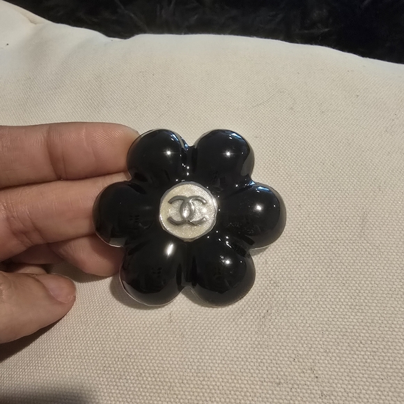 CHANEL Black and Silver Flower Brooch - Picture 4 of 10